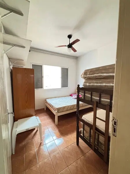 Primeiro quarto com cama de casal no Lar Doce Mar - Praia Grande