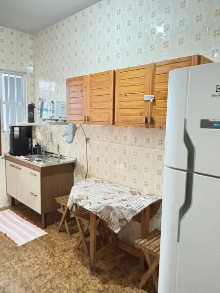 Cozinha equipada com fogão, geladeira e microondas