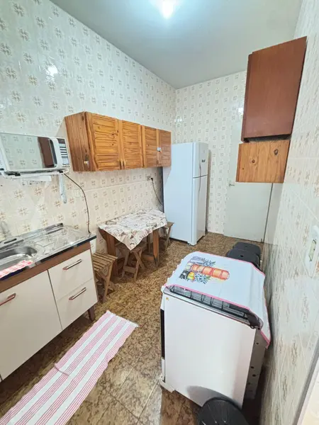 Cozinha completa com utensílios para preparar refeições durante as férias