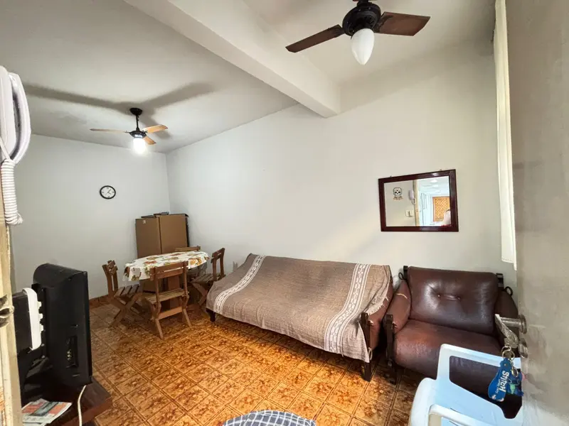 Sala de estar com sofá e decoração aconchegante no apartamento de praia