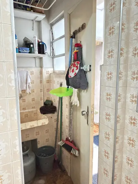 Área de serviço com tanque e espaço para lavar roupas